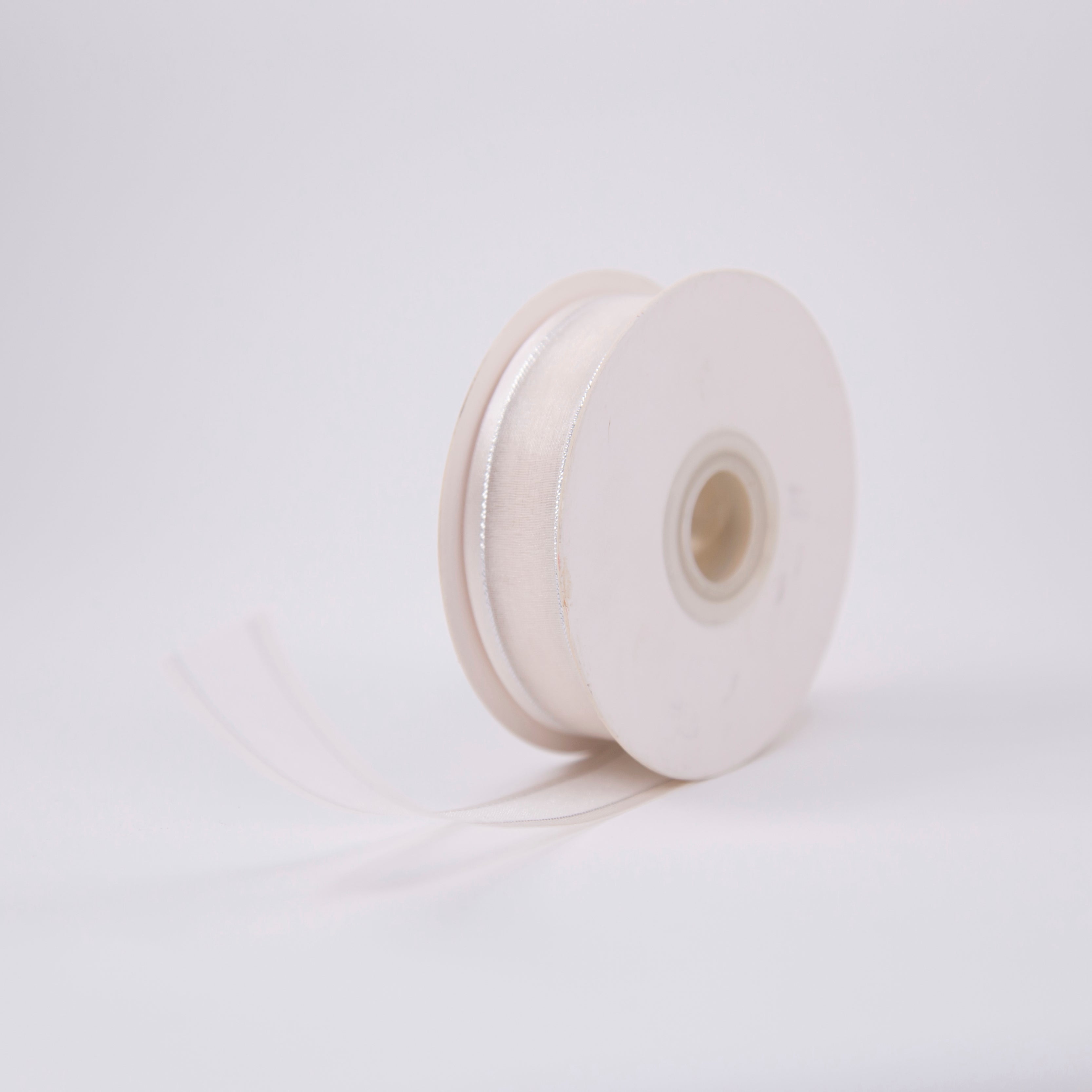 Listón Organza Lisa 3.8 cm ancho con Filo de Metal