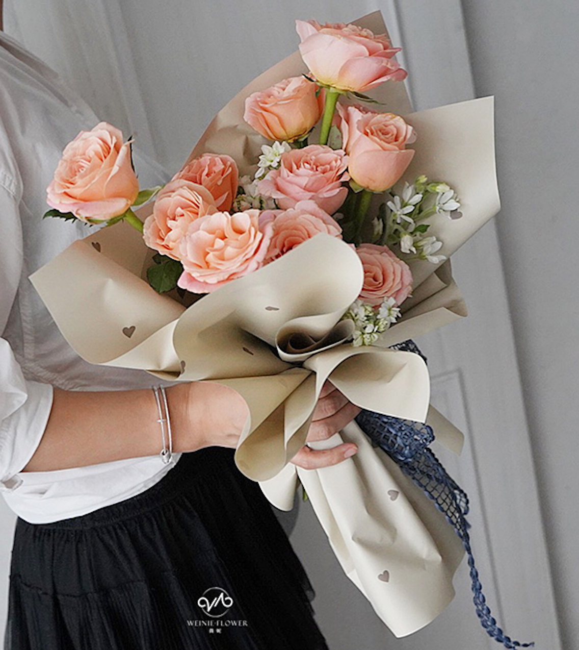 BALLOONAZO on Instagram: ¡El papel coreano para flores es la manera  perfecta de dar vida a tus arreglos florales! 🥰🎉 Este papel ligero está  disponible en una variedad de colores, lo que